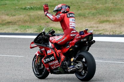 Marc Márquez saluda el públic una vegada conclosa la sessió oficial al circuit de Brno. - EFE