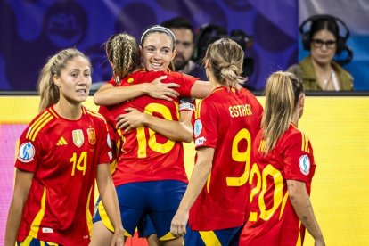 Jugadoras de la selección española celebran uno de los dos goles que las llevaron a semifinales. - EFE