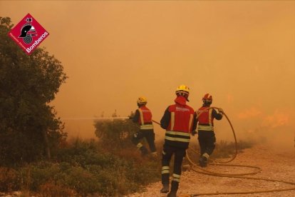 Bombers treballant per apagar l’incendi declarat a Alacant. - EUROPA PRESS