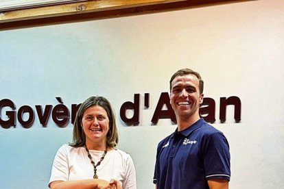 Maria Vergés e Eduardo Puente, dempús de signar eth convèni.; Array