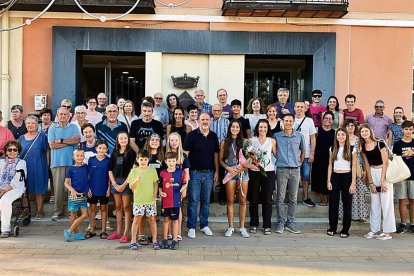 Vecinos de Penelles en la recepción de Aran Farràs. - AJUNTAMENT DE PENELLES