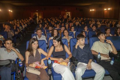 Unas 300 personas participaron ayer en la gala inaugural. - LAIA PEDRÓS