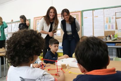 La consellera d’Educació, Esther Niubó, visitant una escola en una imatge d’arxiu. - ACN