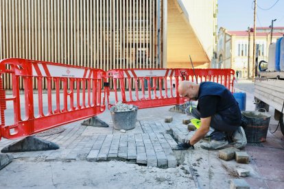 Renovació de les llambordes a Cavallers