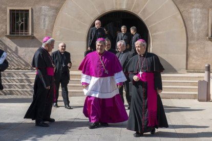 La procesión de los oficiantes partió del Palacio Episcopal de Lleida. Después de una reunión a puerta cerrada, el obispo electo, acompañado por Salvador Giménez, se desplazó a pie desde la sede del obispado hasta la Catedral. - PAU PASCUAL PRAT