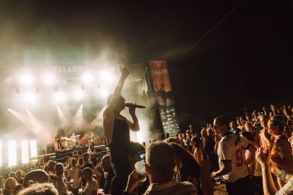 Durante la actuación de Sidonie, el viernes, el cantante bajó del escenario para cantar con el público. - GEMMA MARTZ
