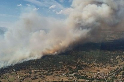 Imagen aérea del incendio en la zona de Navaluenga, en Ávila. - JCYL