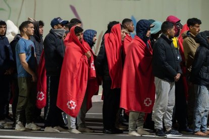 Migrantes rescatados en abril en aguas de Canarias. - EFE/ CARLOS DE SAÁ