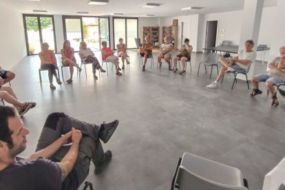 Una vintena de veïns de Cabanabona, Oliola i Torrefeta van participar en la reunió d’ahir.