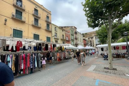 Algunas de las paradas del mercado de Balaguer. - JUNTS