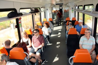 El convoy del panorámico haciendo la ruta dels Llacs. - ACN