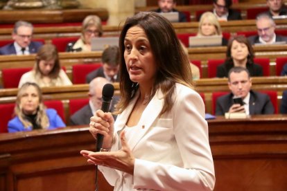 Imagen de la consellera de Educación, Esther Niubó, en una de sus comparecencias en el Parlament. - ACN
