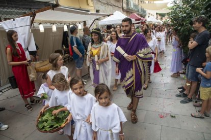 Cleopatra y César desfilando por el Mercat Romà de Guissona ayer por la mañana. - C.MARSIÑACH