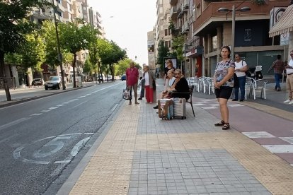 Mayoría de mujeres el viernes en una parada de autobús de la ciudad. - S.E.