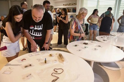 L’exposició va completar l’espectacle ‘L’enterrador’ de l’a2m. - LAIA PEDRÓS