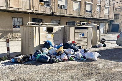 Bolsas de basura tiradas fuera de los contenedores. - AJUNTAMENT DE TÀRREGA