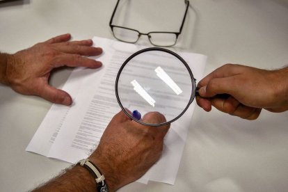 La letra de menos de 1,5 milímetros de cuerpo resulta difícilmente legible a una distancia corta. - ÁLEX SAMPER