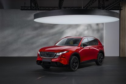 El motor de gasolina e-Skyactiv G de 2,5 litres i 141 CV ofereix una acceleració més suau i una millor resposta a la conducció quotidiana