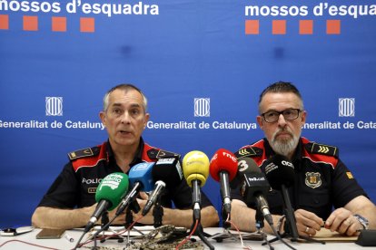 El cap de l'ABP Segrià, Xavier Ribelles, i el cap d'investigació de l'ABP Segrià, Jordi Fadurdo, en roda de premsa.