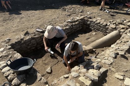 Estudiantes excavando en el Hort del Cavaller de Isona.