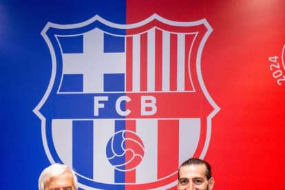 Shengelia, durante la firma del contrato con Josep Cubells. - FCB