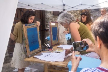 Los vecinos hacen talleres de serigrafía con los nombres. - TUCUTUM FOTOGRAFIA