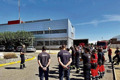 Los profesionales del parque de Bombers de Lleida participaron ayer en un minuto de silencio. - BOMBERS