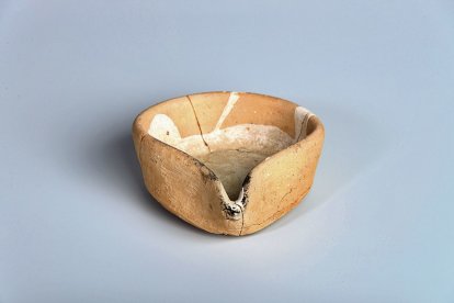 Llàntia amb vidriat blanc a l’interior (MCUT 4482).