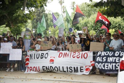 La manifestación de USTEC y CGT en el Parlamento contra la consellera Niubó.