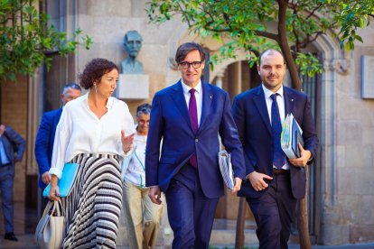 El presidente de la Generalitat, Salvador Illa, la consellera de Economía, Alícia Romero, y el conseller de la Presidencia, Albert Dalmau, se dirigen a la reunión del Consell Exectiu