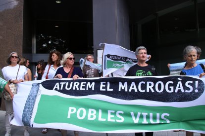La protesta davant del Departament de Territori, Habitatge i Transició Ecològica.