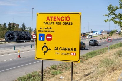 El cartell que senyalitza les restriccions per obres a l’N-II. - PAU PASCUAL