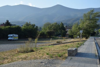 El nuevo edificio se construirá en estos terrenos.