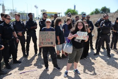 La policía bloquea a los activistas israelíes pro-Palestina en la ciudad de Sdreot cerca de la frontera. - EFE/EPA/ABIR SULTAN