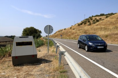 Un carro radar o radar en remolc a la C-12, a Balaguer.