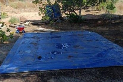 Imatge del lloc on hi havia la piscina desmuntable.