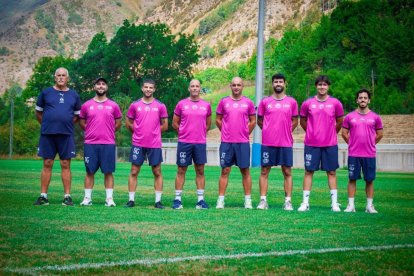 L’entrenador, Gabri Garcia, posa amb el seu staff tècnic, al camp de Garòs. - ATLÈTIC LLEIDA