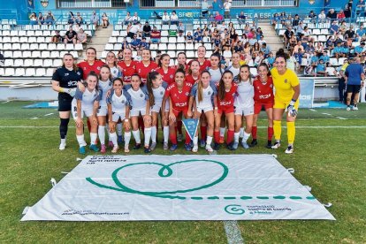 Jugadores dels dos equips van posar juntes contra el càncer. - PAU PASCUAL