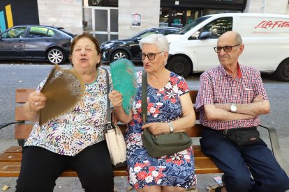 Dos senyores es refrescaven ahir a Lleida amb ventalls, un accessori ja imprescindible a l’estiu.