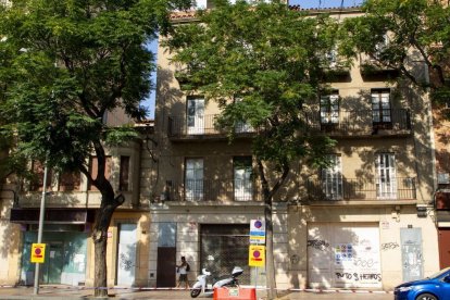 Els edificis que s’enderrocaran estan als números 8, 10 i 12 de l’avinguda Rovira Roure. - GERARD HOYAS