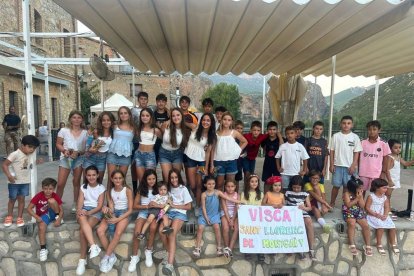 Les nenes i nens i adolescents de Sant Llorenç de Montgai van preparar un ball per a la inauguració de la festa major. - VIU SANT LLORENÇ DE MONTGAI