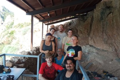 Investigadors al jaciment de la Roca dels Bous. - UAB