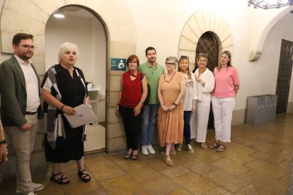 La alcaldesa accidental, Carme Valls, inauguró ayer el espacio junto a miembros de entidades leridanas. - MAGDALENA ALTISENT