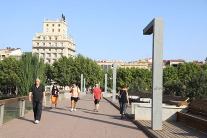 Vista de la passarel·la del Liceu, en la qual es poden veure pintades i taulons de fusta degradats. - MAGDALENA ALTISENT