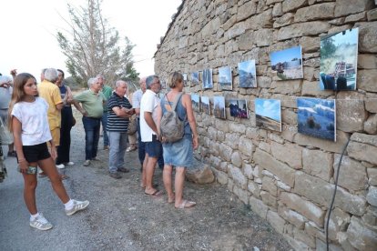 Vecinos de Granollers de Segarra pudieron ver la exposición que se presentó ayer. - C.MARSIÑACH