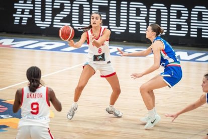 Marina Mata, con el dorsal 6, intenta asistir a Okafor durante el partido de ayer. - FIBA