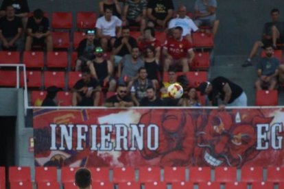 Los jugadores del Mollerussa entran a rematar un córner. - JOSEP M. RIBES