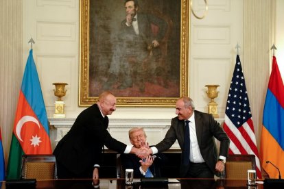 Los líderes de Azerbaiyán y de Armenia se dan la mano tras el acuerdo alcanzado en la Casa Blanca. - EUROPA PRESS / CONTACTO / NATHAN HOWARD — POOL VIA CNP
