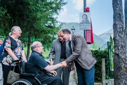 El conseller de Justicia y el alcalde, Ramón Espadaler y Josep Dalmau, con Christian, hijo de Conxita. - CONSELLERIA DE JUSTICIA