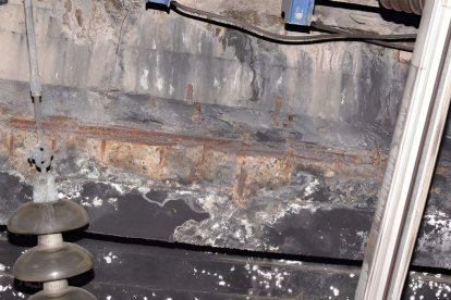 Detalle de la presencia de óxido y moho en la estructura de la zona afectada. - ADIF-INECO